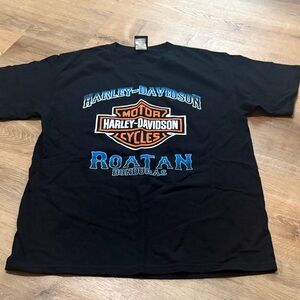Harley-Davidson T-shirt is a souvenir graphic tee from Roatan, Honduras large